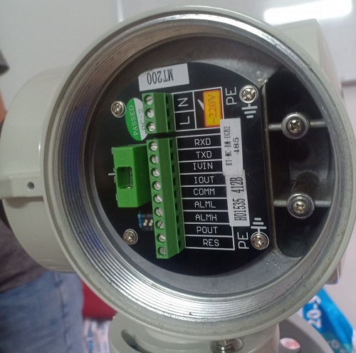 Đấu nối nguồn điện đầu vào trên đồng hồ đo nước điện từ